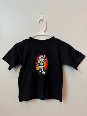 Official Buc-ees Halloween Spooky Stuff Glow In Dark Skeleton T-Shirt Size YXS